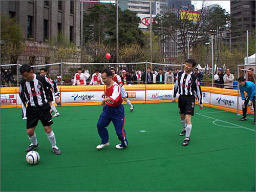 장애인들이 참가한 '울타리 축구 대회' 